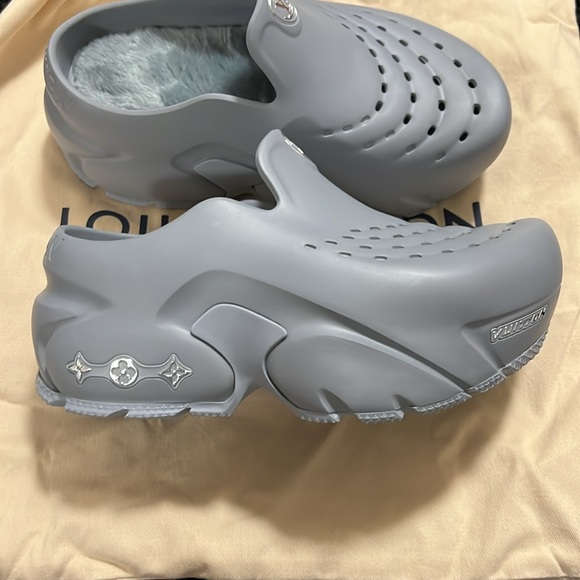 ORIGINAL BRAND NEW LV Shark clog Size 5 ( men)
Foot length 
23.7 cm - 9.3" - Picture 3 of 7